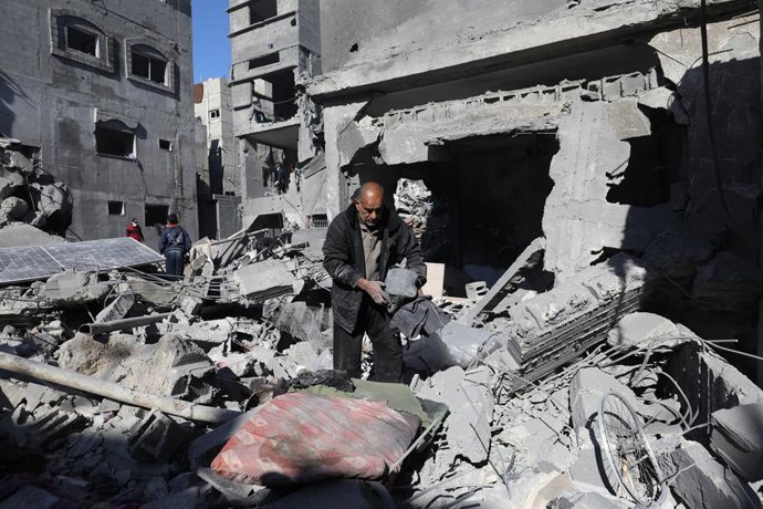23 de março de 2025, Nuseirat, Faixa de Gaza, Território Palestino: Palestinos inspecionam os escombros e detritos no local dos ataques israelenses na noite anterior no campo de refugiados de Nuseirat, no centro da Faixa de Gaza, em 23 de março de 2025. O
