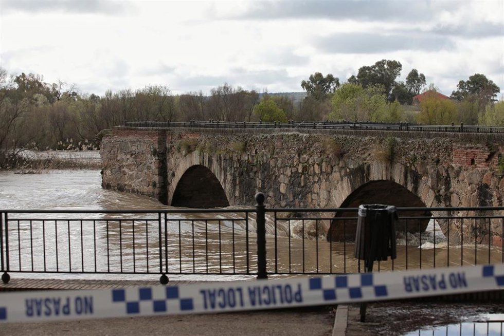 Una cinta de Policía Local en las inmediaciones del Puente Romano de Talavera de la Reina tras el derrumbe de parte del puente provocado por la crecida del Tajo, a 23 de marzo de 2025, en Talavera de la Reina, Toledo, Castilla-La Mancha (España). El cau
