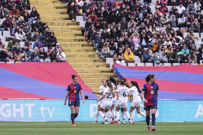 Alba Redondo, do Real Madrid CF, comemora um gol com suas companheiras de equipe durante a partida de futebol da Liga F do Campeonato Espanhol Feminino, disputada entre FC Barcelona e Real Madrid CF no Estadi Olimpic Lluis Companys em 23 de março de 2025 