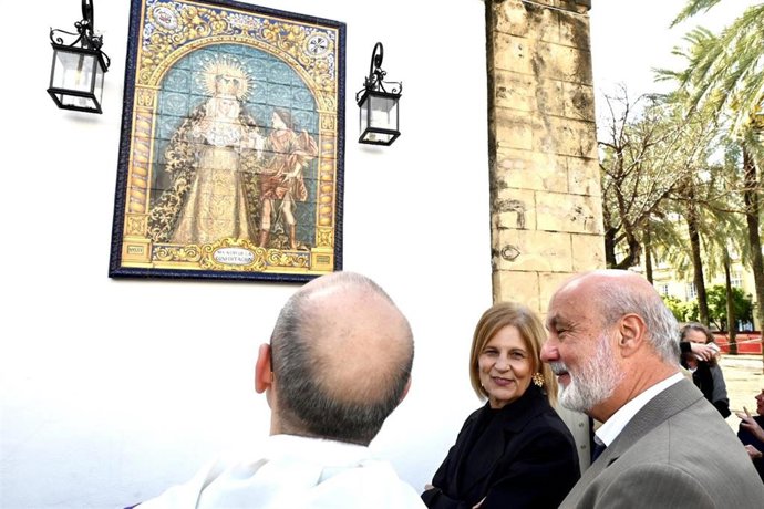 El azulejo dedicado a la dolorosa de la hermandad de la Oración en el Huerto ha sido ejecutado por Antonio Hermosilla Caro.