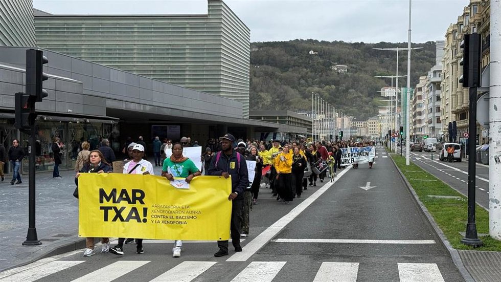 XXVIII Martxa contra el Racismo y la Xenofobia a su paso por el Kursaal de San Sebastián