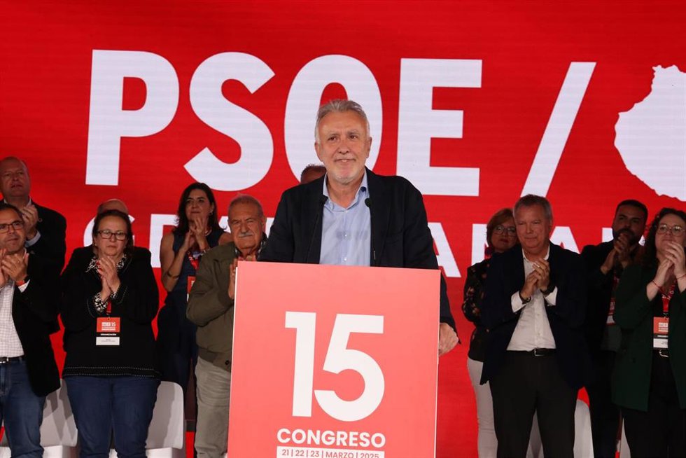 El ministro de Política Territorial y Memoria Democrática, Ángel Víctor Torres, interviene durante un congreso del PSOE de Gran Canaria, a 23 de marzo de 2025, en Gran Canaria, Canarias (España). Torres ha anunciado durante su intervención que deja la p