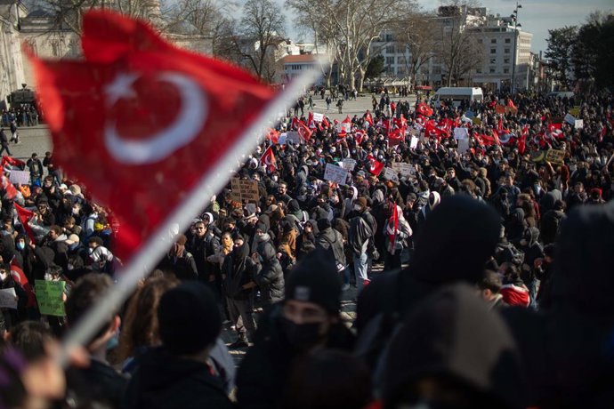 21 de março de 2025, Istambul, Turquia: Apoiadores do prefeito de Istambul, Ekrem Imamoglu, fazem manifestação em Istambul após a prisão de Imamoglu em Istambul, Turquia, em 21 de março de 2025.