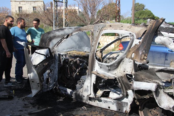 BURJ AL-MULUK, 16 de março de 2025 -- Pessoas verificam o carro atingido por um drone israelense em Burj al-Muluk, Líbano, em 15 de março de 2025. O Centro de Operações de Emergência do Ministério da Saúde Pública do Líbano informou em um comunicado que u