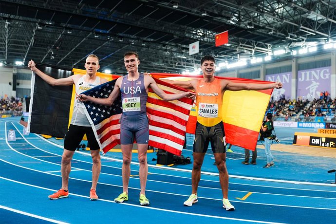 El belga Eliott Crestan, el estadounidense Josh Hoey y el español Josué Canales tras conseguir sus medallas en los 800 metros del Mundial de pista cubierta