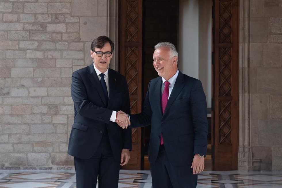 Archivo - El presidente de la Generalitat, Salvador Illa, y el ministro de Política Territorial y Administración Pública, Ángel Víctor Torres, se reúnen antes de la Comisión Bilateral Generalitat- Gobierno, a 24 de febrero de 2025, en Barcelona, Catalun