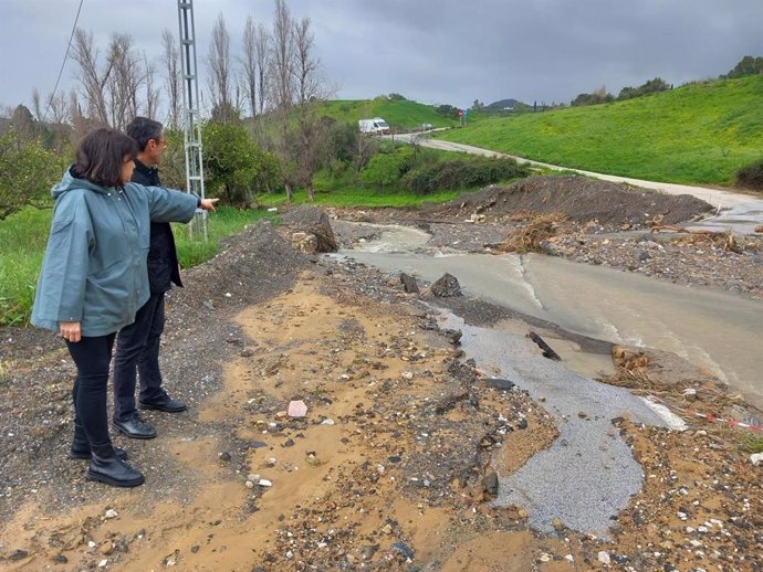 Imagen del delegado territorial de Agricultura, Pesca, Agua y Desarrollo Rural de Málaga, Fernando Fernández Tapia-Ruano, acompañado por la alcaldesa de Carratraca (Málaga), en su visita al Camino de la Glorieta.