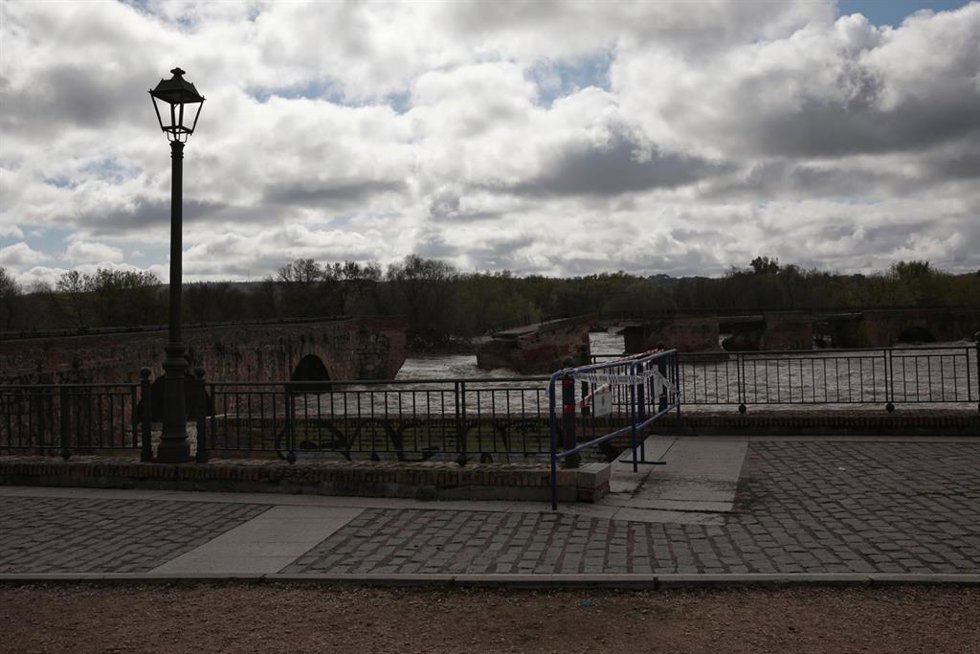 Inmediaciones del Puente Romano de Talavera de la Reina tras el derrumbe de parte del puente provocado por la crecida del Tajo, a 23 de marzo de 2025, en Talavera de la Reina, Toledo, Castilla-La Mancha (España). El caudal del río Tajo a su paso por Tal