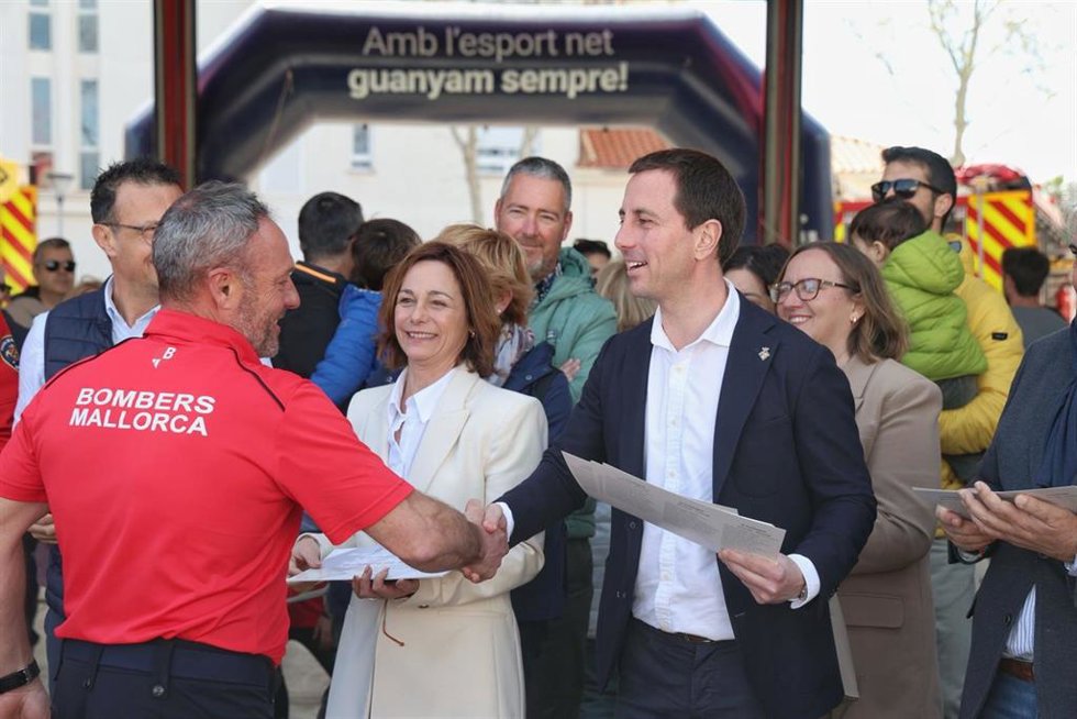 El Consell de Mallorca homenajea a los bomberos voluntarios que colaboraron en las tareas de emergencia por la DANA de Valencia
