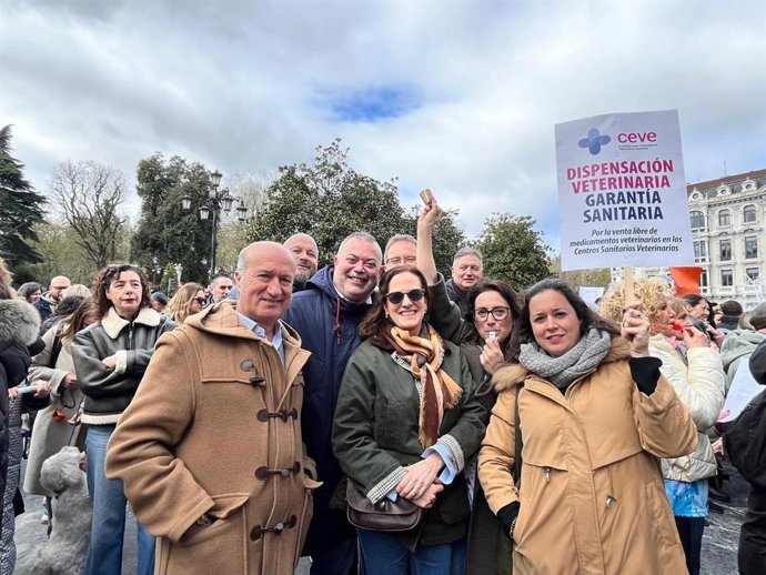 El PP muestra su apoyo a los veterinarios.
