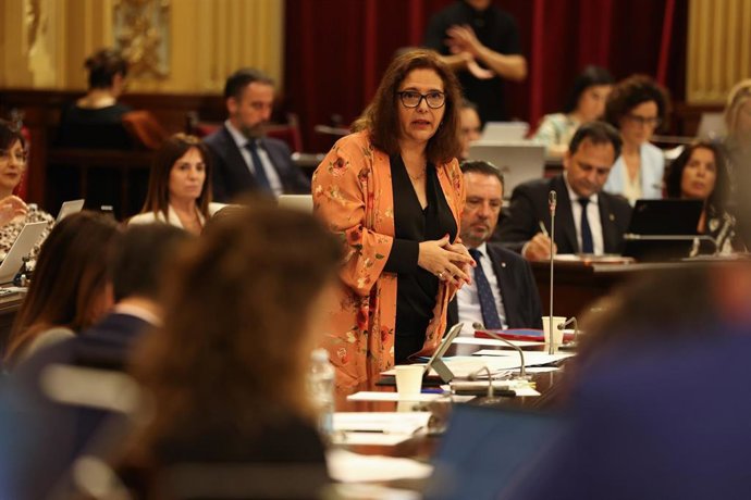 Archivo - La consellera de Salud, Manuela García, interviene durante un pleno en el Parlament balear. Archivo.