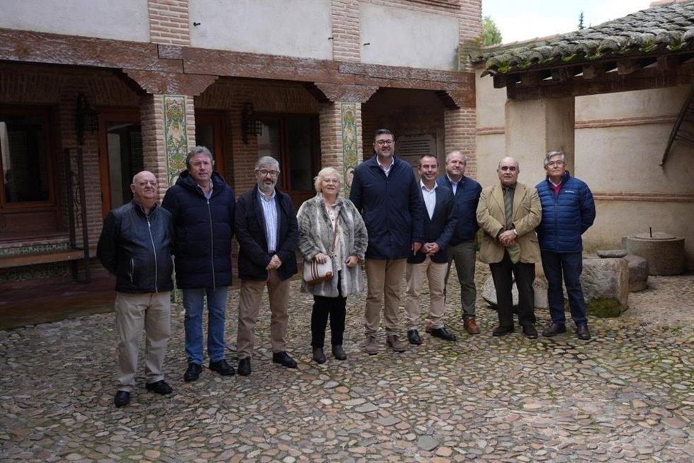 El consejero de Educación, Cultura y Deportes, Amador Pastor, en la presentación del libro La Cerámica de El Puente del Arzobispo, del autor Bienvenido Maquedano.