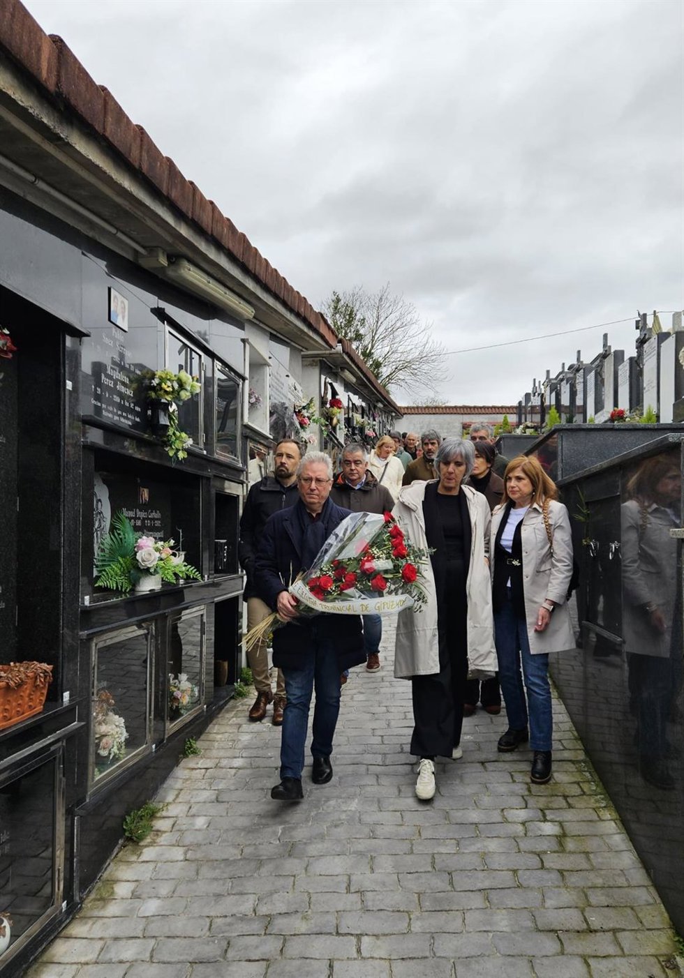El secretario general del PSE-EE de Gipuzkoa, José Ignacio Asensio, junto a la consejera vasca de Justicia, María Jesús San José, en el homenaje a Juan Priede