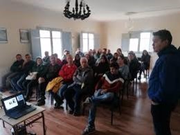 El portavoz del PSOE en la DPT, Pedro Polo, a la derecha y de pie, durante una jornada de formación sobre la producción del queso celebrada en Perales del Alfambra, localidad de la que es alcalde.