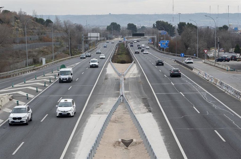 Archivo - Varios vehículos circulan por la A-3, a 3 de enero de 2025, en Madrid. 