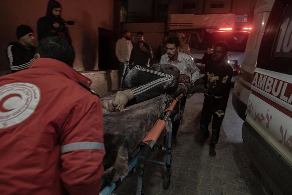 Archivo - Heridos por un bombardeo israelíe en el Hospital Nasser de Jan Yunis, en el sur de la Franja de Gaza (archivo)
