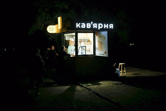 Archivo - August 28, 2024, Odessa Region, Ukraine: People stand in line at a generator-powered coffee shop in the Taras Shevchenko Central Park of Culture and Recreation.