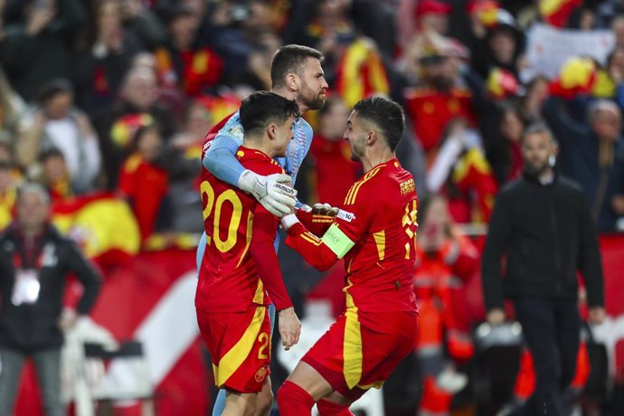 Players of Spain celebrate the victory during the UEFA Nations League Quarterfinal Leg Two match between Spain and Netherlands at Mestalla stadium on March 23, 2025 in Valencia, Spain.