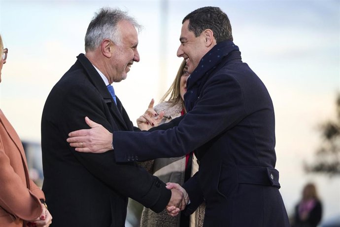 Archivo - El ministro de Política Territorial y Memoria Democrática, Ángel Víctor Torres (i), y el presidente de la Junta de Andalucía, Juanma Moreno (d), a su llegada a la XXVII Conferencia de Presidentes,  Cantabria (España). Imagen de archivo.