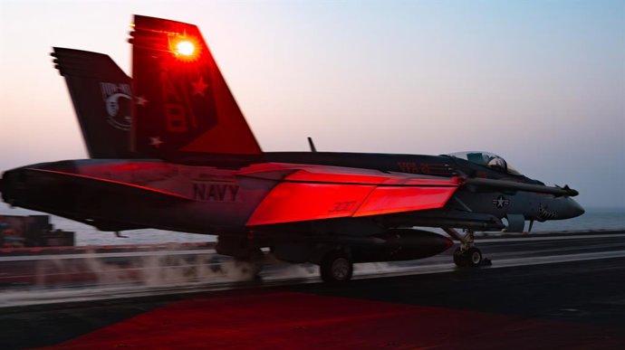 16 de março de 2025, USS Harry S. Truman, Mar Vermelho, águas internacionais: Um avião de caça F/A-18E Super Hornet da Marinha dos EUA, acoplado aos Sunliners do Strike Fighter Squadron 81, sai do convés de voo do porta-aviões da classe Nimitz USS Harry S