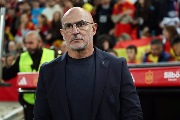 Luis de la Fuente, técnico da Espanha, observa a partida entre Espanha e Holanda pelas quartas de final da UEFA Nations League no estádio Mestalla em 23 de março de 2025 em Valência, Espanha.