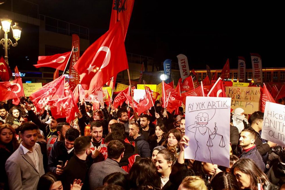 Centenares de personas protestan en Gaziantep, sur de Turquía, contra la suspensión y arresto del alcalde de Estambul, Ekrem Imamoglu 