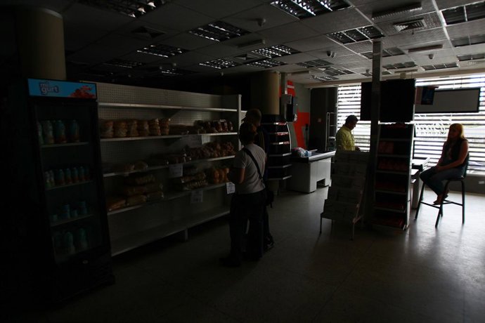 Archivo - Maracaibo-Venezuela-30-03-2019- Pessoas dentro de um supermercado aguardam o retorno da eletricidade durante um apagão na cidade de Maracaibo, capital do estado petrolífero de Zulia.