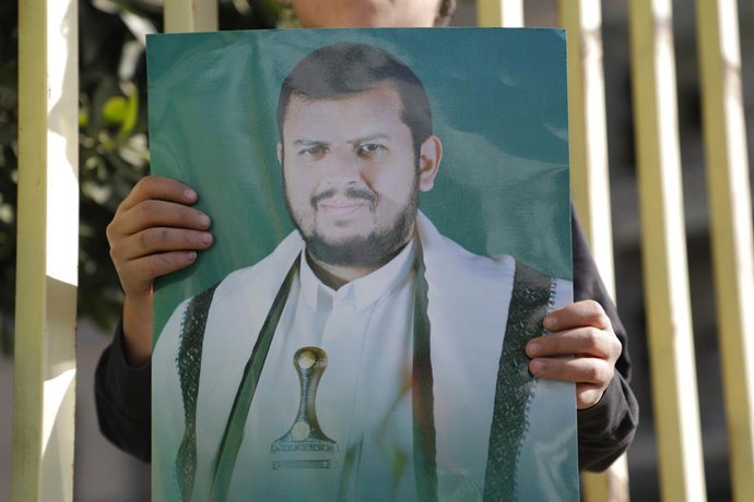 Archivo - Arquivo - 1º de dezembro de 2023, SANAA, Sanaa, Iêmen: Um menino segura uma foto do líder houthi Abdulmalik Al-Houthi em uma manifestação de solidariedade aos palestinos na Faixa de Gaza, em meio ao conflito contínuo entre Israel e o grupo islâm