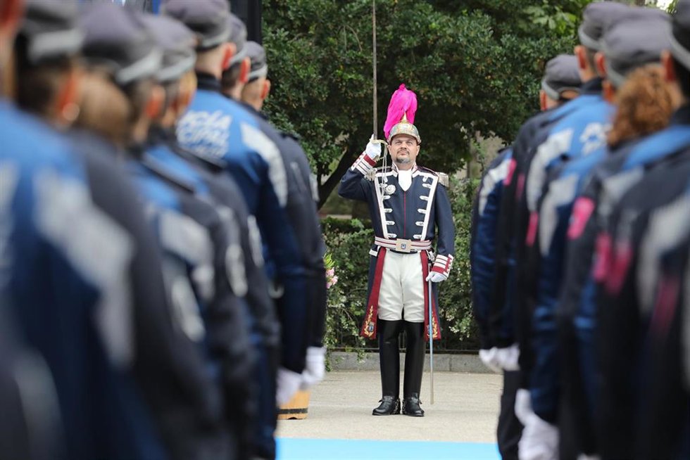 Archivo - Desfile durante los actos organizados por la Policía Municipal para conmemorar la festividad de su patrón, San Juan Bautista, en el Parque de El Retiro de Madrid.