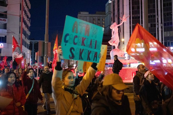 21 de março de 2025: IZMIR, TURQUIA - 21 DE MARÇO DE 2025: Em Izmir, a terceira maior cidade da Turquia, uma grande multidão se reuniu na Praça Lozan para uma passeata de protesto, atendendo a um chamado do Diretório Provincial do Partido Republicano do P