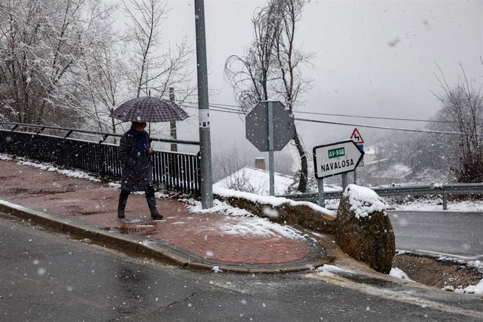 Nieve durante la celebración de la mascarada de los Jarramachos, a 2 de marzo de 2025, en Navarrevisca, Ávila, Castilla y León (España). Esta tradición se recuperó en el año 2023, una mascarada en la que los Jarramachos, los personajes principales, se d