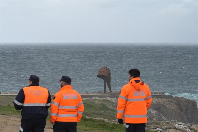 Agentes de los Servicios de Emergencias, a 23 de marzo de 2025, en A Coruña, Galicia (España). Los servicios de emergencia buscan a un hombre que cayó este domingo al mar en el entorno de la Torre de Hércules, en A Coruña.