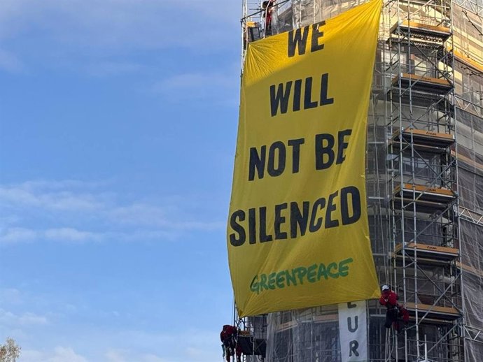 Greenpeace despliega una enorme pancarta frente a la embajada de EEUU contra la SLAPP de la petrolera Energy Transfer