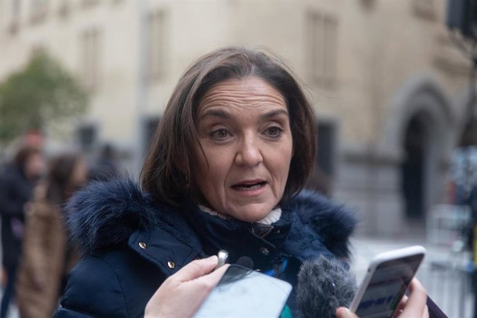 La portavoz del PSOE en el Ayuntamiento de Madrid, Reyes Maroto, durante una concentración de la plataforma Hábitat 24, frente al Ayuntamiento de Madrid, a 20 de marzo de 2025, en Madrid (España). 