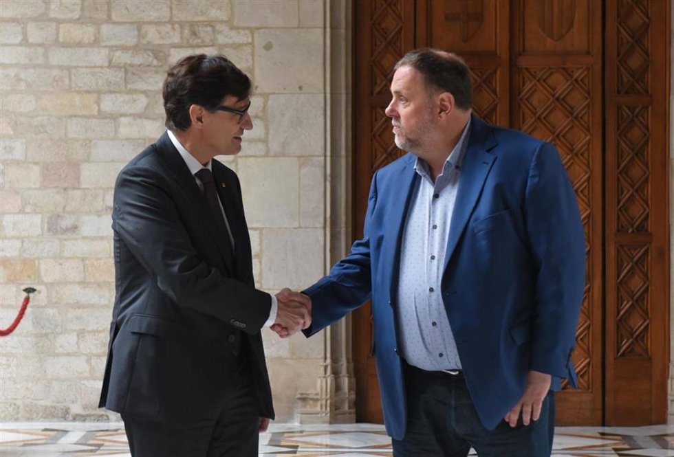 El presidente de la Generalitat, Salvador Illa (i), y el presidente de ERC, Oriol Junqueras (d), durante una reunión en el Palau de la Generalitat, a 22 de febrero de 2025, en Barcelona, Catalunya (España). Foto de archivo