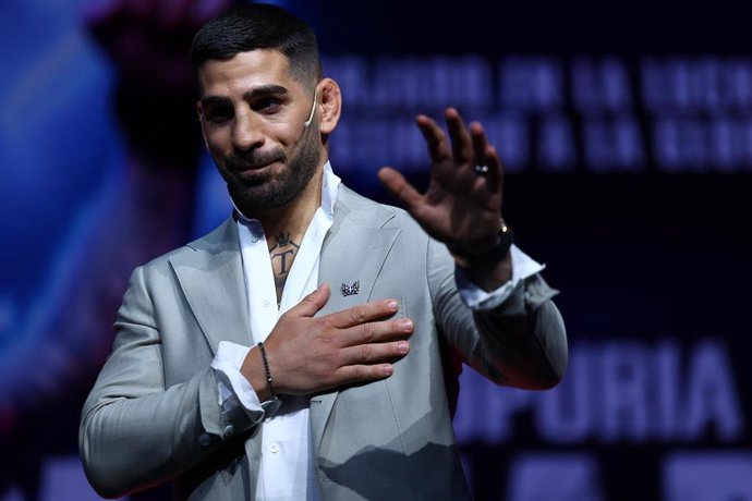 Archivo - Ilia Topuria gestures during the presentation of the film ‘Topuria: El Matador’ at Estacion Gran Teatro CaixaBank Piíncipe Pio on July 3, 2024 in Madrid, Spain.
