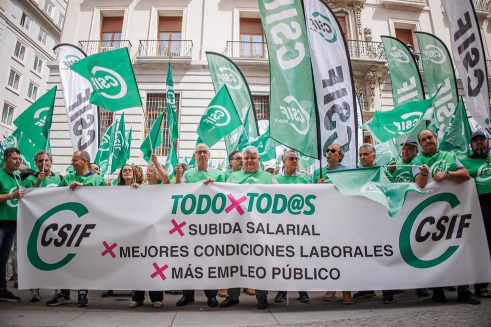 Archivo - Varias personas con una pancarta durante una concentración del CSIF frente al Ministerio de Hacienda, a 27 de junio de 2024, en Madrid (España).