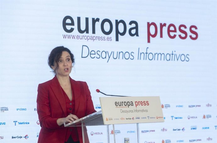 A Presidente da Comunidade de Madri, Isabel Díaz Ayuso, falando em uma reunião de café da manhã da Europa Press no Rosewood Villa Magna Hotel, em 24 de março de 2025, em Madri (Espanha).