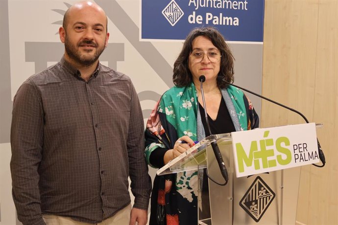 La regidora de MÉS per Palma Kika Coll, junto al también regidor de la formación, Miquel Àngel Contreras.