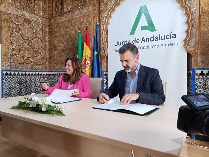 La consejera de Desarrollo Educativo y Formación Profesional, María del Carmen Castillo, y el consejero de Agricultura, Pesca, Agua y Desarrollo Rural, Ramón Fernández-Pacheco, durante la firma del protocolo en Almería.