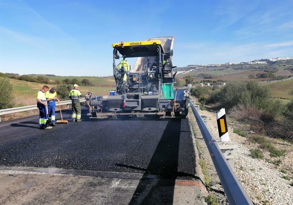 Operarios trabajando en una obra de conservación de una carretera de la provincia de Cádiz