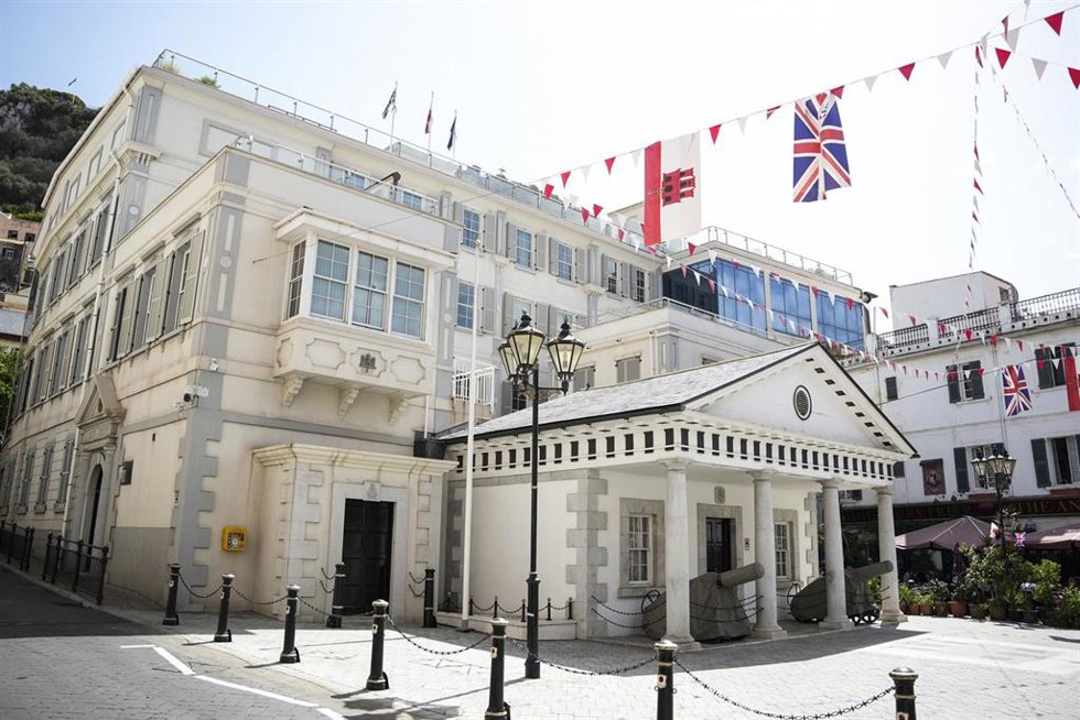 Archivo - Detalle del número 6 de Convent Place de Gibraltar, sede de la oficina del Ministro Principal, en el día previo del National Day de 2024.