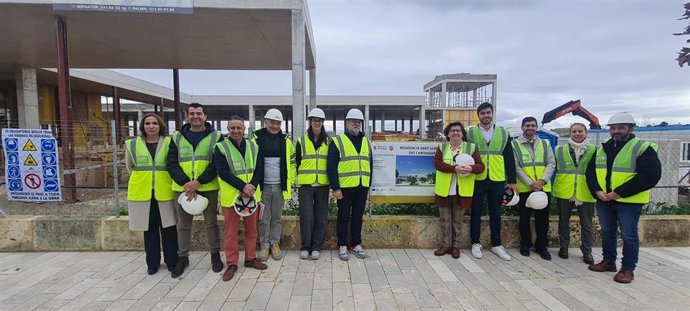 La consellera de Familia, Catalina Cirer, durante una visita a las obras de la residencia de Sant Llorenç