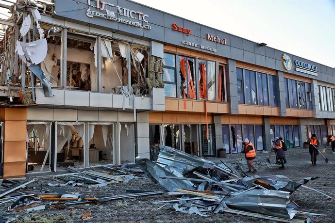 21 de março de 2025, Odesa, Ucrânia: Funcionários de serviços públicos respondem às consequências de um ataque noturno de drones russos em Odesa, na Ucrânia, em 21 de março de 2025