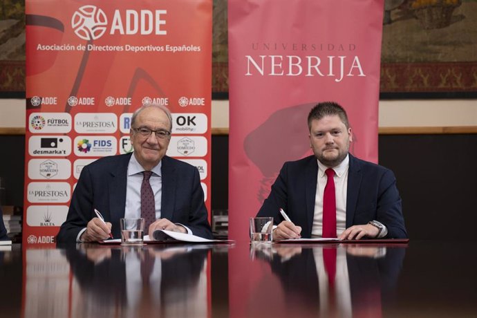 El rector de la Universidad Nebrija, José Muñiz, y el presidente de ADDE, Queco Huerta, firmando el acuerdo para la formación de directores deportivos y entrenadores de fútbol en la institución académica.