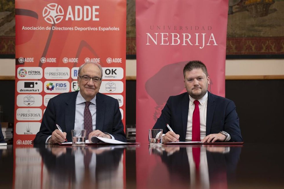 El rector de la Universidad Nebrija, José Muñiz, y el presidente de ADDE, Queco Huerta, firmando el acuerdo para la formación de directores deportivos y entrenadores de fútbol en la institución académica.