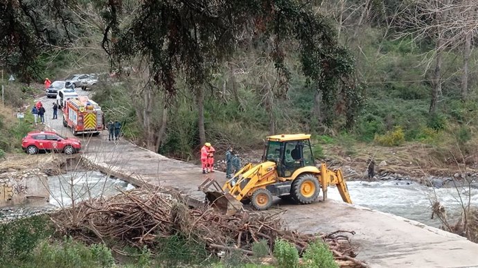 Tareas de búsqueda del motorista que se precipitó al rio Genal y fue arrastrado por la corriente el pasado miércoles en el término municipal de Pujerra, en la Serranía de Ronda malagueña, en la zona de la carretera entre Igualeja y Júzcar.
