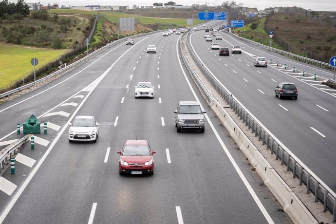 Archivo - Diversos cotxes circulant per una autovia