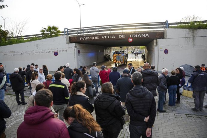 Momento previo al cierre de la compuerta de la Vega del Rey, en el barrio de Triana, por el posible desbordamiento del Guadalquivir, el pasado martes.