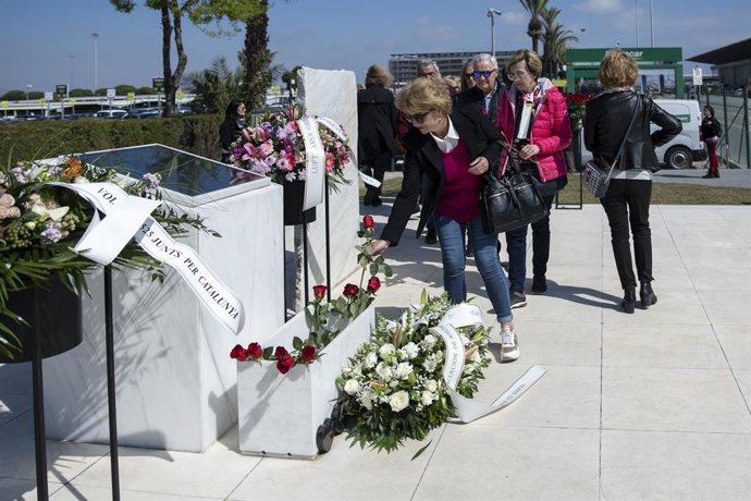 Archivo - Una mujer coloca una flor junto a una placa conmemorativa durante el homenaje a las víctimas del accidente de Germanwings, en el Aeropuerto de Barcelona-El Prat, a 23 de marzo de 2023, en Barcelona, Catalunya (España). El vuelo 9525 de Germanwin